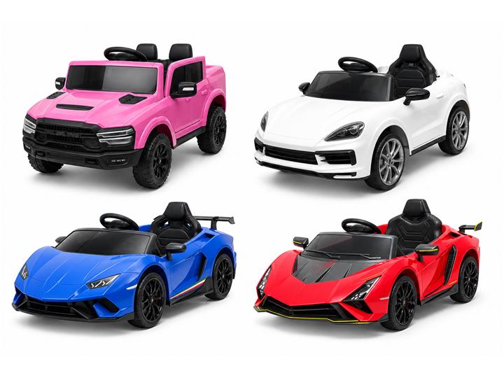 Carros elétricos infantis em fundo branco — Carrinho elétrico com controle