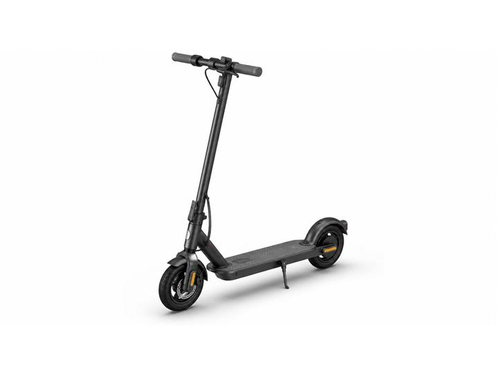 Patinete elétrico adulto em fundo branco — Patinete elétrico adulto