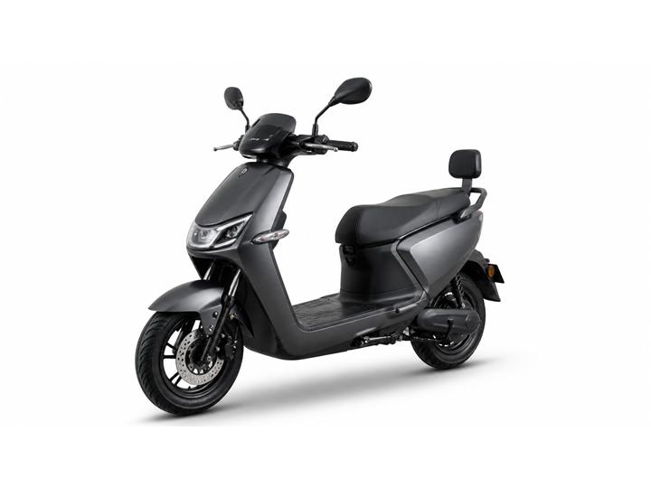 Scooter elétrica adulta em fundo branco — Scooter elétrica adulta