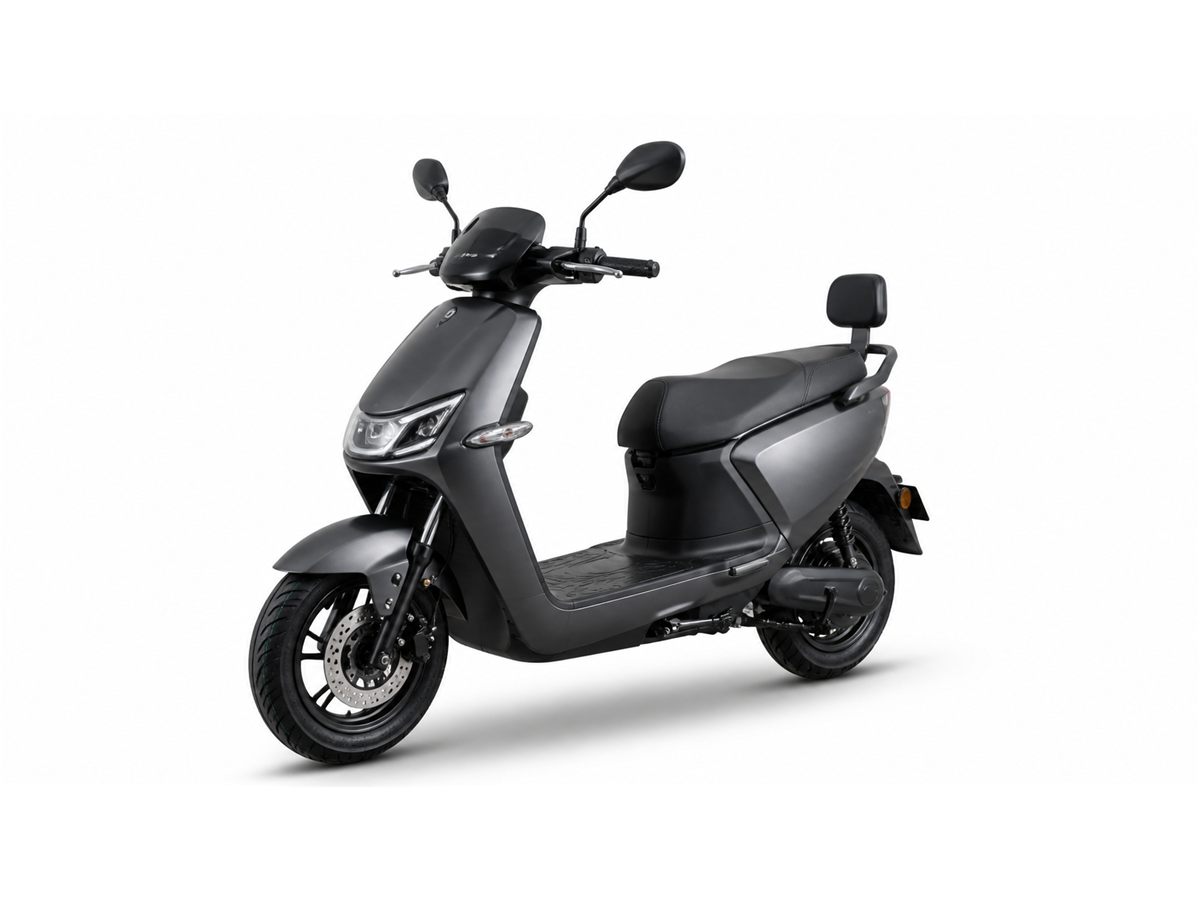 Scooter elétrica adulta em fundo branco — Scooter elétrica Jundiaí